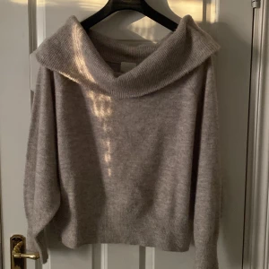 Beige stickad tröja från H&M - Mysig beige stickad tröja från H&M som är offshoulder