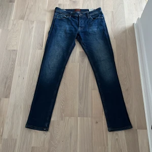 Mörkblå jeans från Jack & Jones - Säljer då dem är för små riktigt bra skick