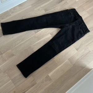 Svarta jeansbyxor från Armani - Svarta armani jeans riktigt fina och sköna. Säljer dem då dem är för små för mig men dem är verkligen favoriten 