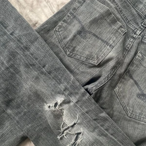 Grå jeans med slitningar - Snygga grå jeans med slitningar.köpta i Frankrike står inget storlek men passar mig som har xs/s❣️ kom privat om du undrar något 