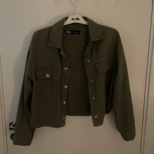 Jeansjacka - Militärgrön jeansjacka från Zara. Inga defekter eller liknande. 
