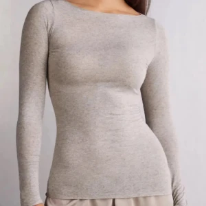 Beige intimissimi tröja - Säljer min beigea intimissimi tröja i stl S. Använd väldigt få gånger 💞