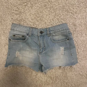 Ljusa jeansshorts med slitningar - Snygga ljusa jeansshorts med slitna detaljer.