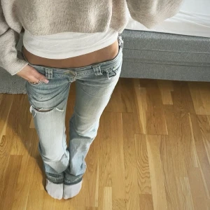 Lågmidjade jeans - Lågmidjade Jeans, Köpte på second hand! skit snygga och passar till allt💕