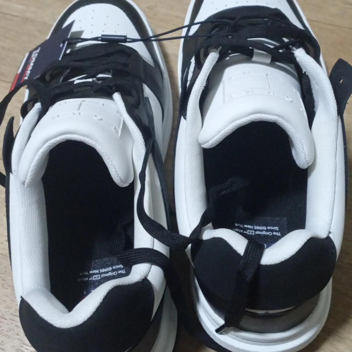 Svartvita sneakers från Tommy Jeans - 2