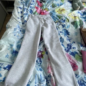 Ljusgrå mjukisbyxor från Russenschick - Säljer ett par ljusgrå mjukisbyxor från Russemerch i storlek XXS. Byxorna har en bekväm passform med snörning i midjan och är perfekta för en avslappnad stil. De är tillverkade i mjukt material för extra komfort. Dom är helt oandvända, fick dom förra veckan men dom är tyvärr för små för mig. Så byxorna är aldrig använda ❤️