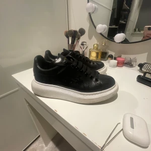 Svarta sneakers från Alexander McQueen - Snygga svarta sneakers från Alexander McQueen använda ett fåtal gånger❤️säljer då de inte kommer till användning, lådan medföljer samt extra snören