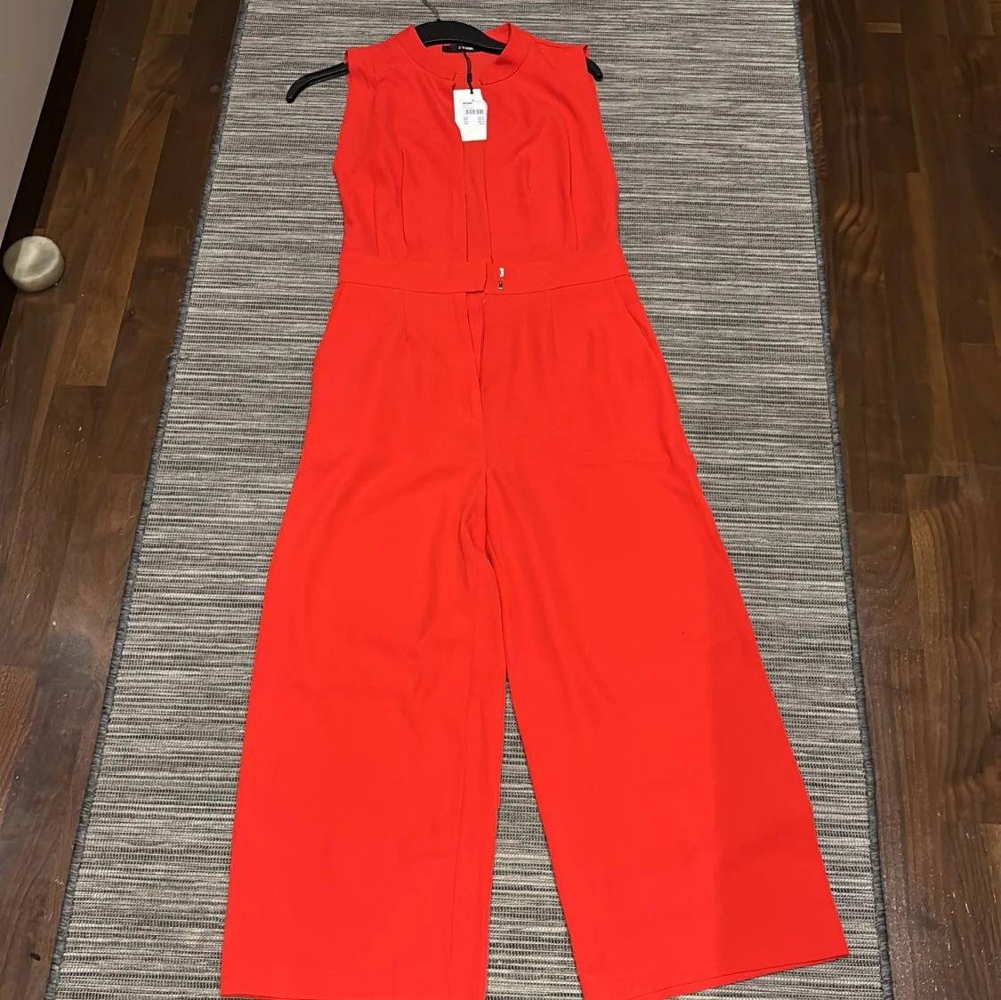 Röd ärmlös jumpsuit BIK BOK