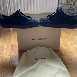 Axel arigato skor - Ett par snygga Axel arigato clean 90 zip som tyvärr blivit små skicket är ungefär 8/10 (nypris 2500 mitt pris 800) höger skorn är lite bredare för den blivit lagad men inget som märks priset går att diskuteras (tyvärr tappade jag bort boxen och dustbsgen de senaste dagarna.) drf säljer jag dom de priset de e värda