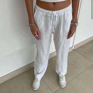 Linnebyxor från Design By Si - Säljer dessa linnebyxor från design by si. Nypris 529 kr. Använda ett fåtal gånger men inga tecken på användning💞💞 perfekta att ha nu i vår/sommar 