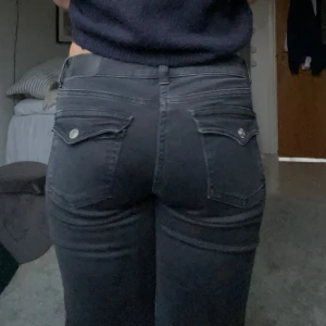 Svarta 90’s bootcut jeans - Snygga 90’s svarta bootcut jeans med lågmidjade - medelhög midja med snygga fickor baktill. Perfekta för en stilren look. Jag är 168 och dom går precis ner till marken. Storlek M i Short modell💞