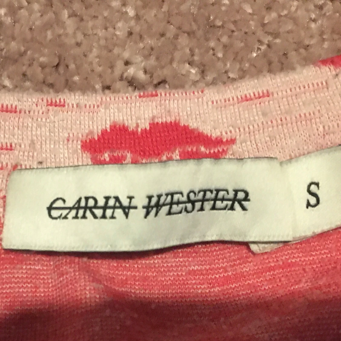 Ljusrosa tröja med röda läppar från Carin Wester - 2