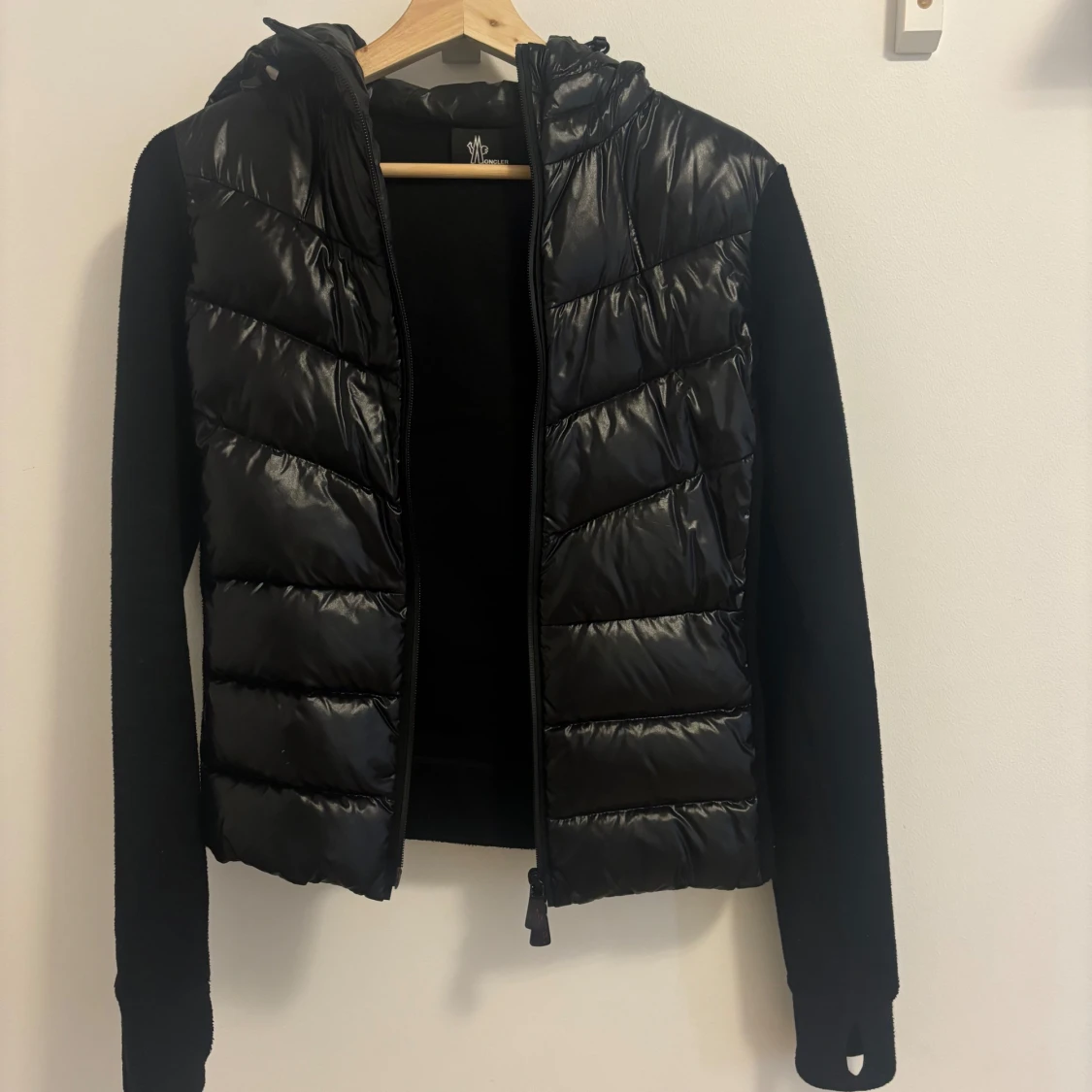 Svart dunjacka Moncler med huva - 1