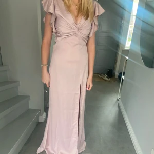 Ljusrosa balklänning med volangdetaljer - Väldigt elegant och fin balklänning i ljus/ gammelrosa färg, aldrig använd då jag köpte en annan🩷