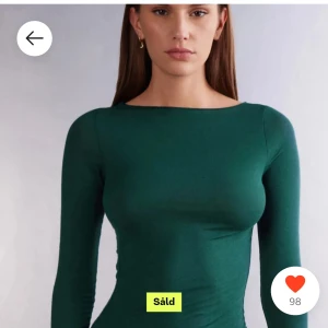 Grön långärmad klänning - Snygg grön klänning med långärmad design och en tight passform. Perfekt för en stilren look. Fint skick 