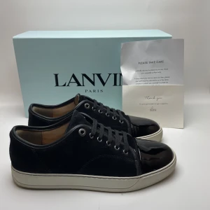 Lanvin skor  - Hej! Säljer nu dessa sjukt snygga Lanvin skor. Skorna är i toppskick! Vi rekommenderar att gå ner en storlek. Har box, dustbag och papper! Hör gärna av dig vid frågor 