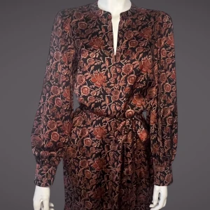 Blommig klänning Scotch & Soda - Elegant blommig klänning från Scotch & Soda i svart och marsala med långa ärmar och knytband i midjan. Perfekt för en stilfull look. Storlek: XS. Nästan ny.