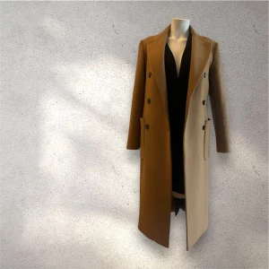 Zara Beige kappa med knappar - Elegant beige kappa från Zara med dubbelknäppning och långa ärmar. Klassisk design med två fickor framtill och en stilren siluett. Perfekt för att hålla stilen under kyligare dagar. Storlek: XS