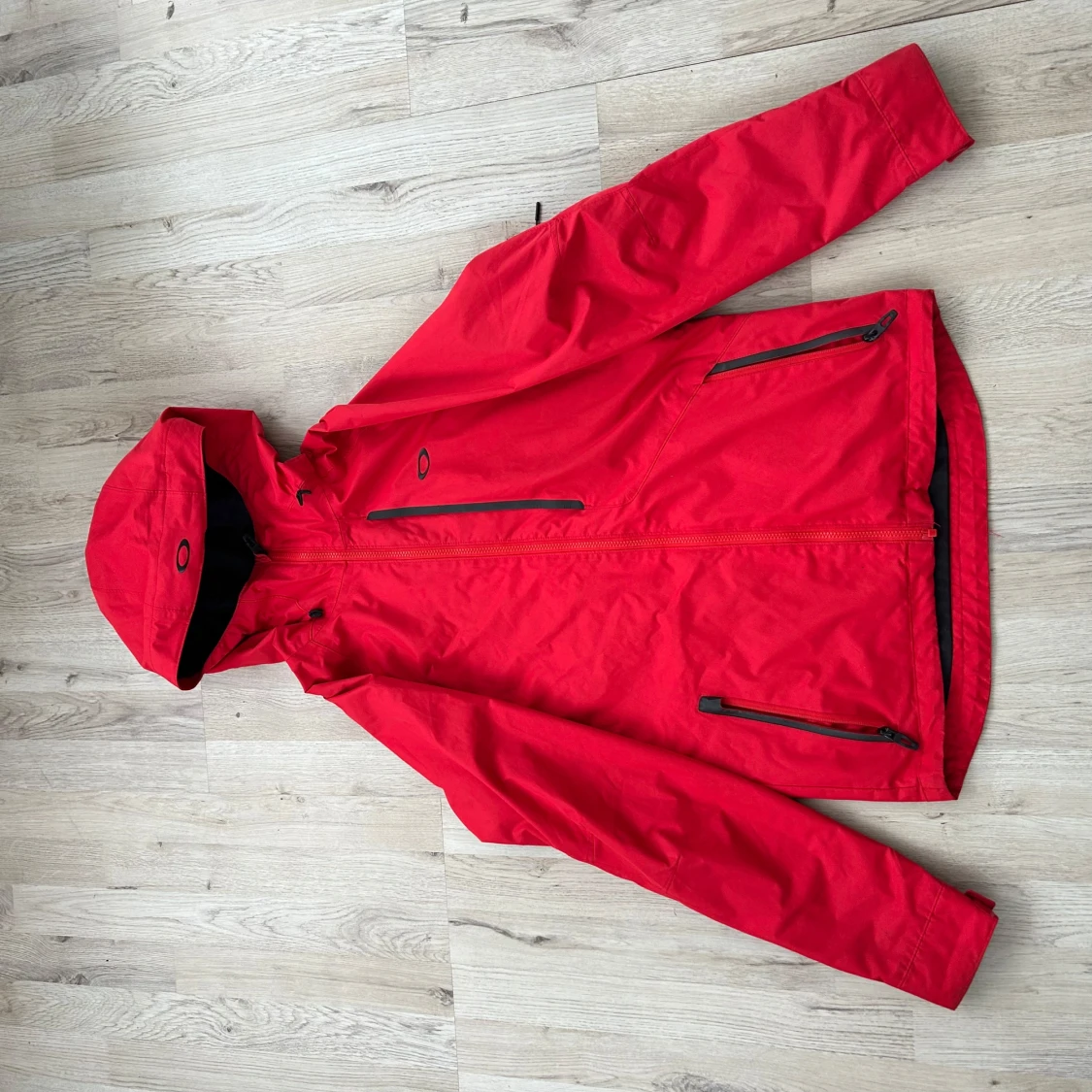 Röd vindjacka från Oakley - 1