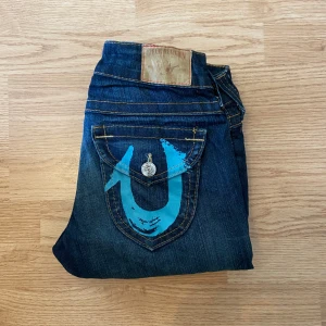 True Religion Jeans  - !skicka bud för snabb affär! Fina true religion jeans, storlek 26. Mycket bra skick. Mått:                                    Midja 34 cm Ytterben 101 Innerben 80cm  Ben öppning 18,5 cm