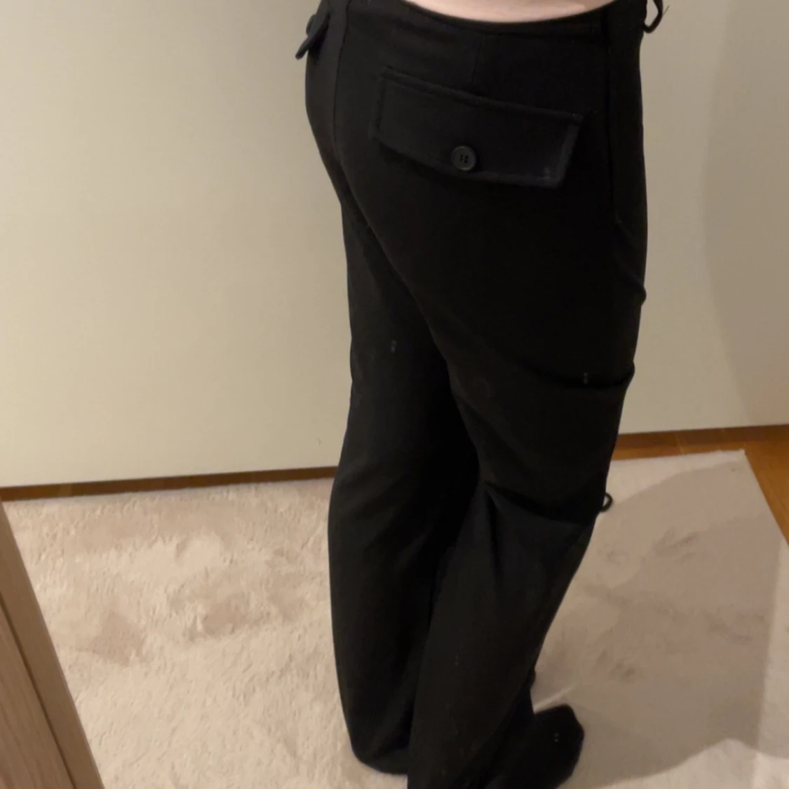 Svarta byxor med fickdetaljer - 1