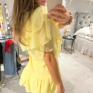 Gul klänning med volanger - Drömmig gul klänning! Älskar denna! Säljer den då jag har många andra liknande klänningar🤗aldrig använt denna, helt ny!!!