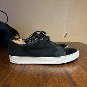 Lanvin Skor - Hej! Säljer mina Lanvin I UK 9 som passar storlek 44. Släng iväg ett meddelande vid frågor.