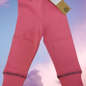 Rosa babyleggings – Mjuka & Bekväma Storlek 74-80 - Ge ditt barn komfort och stil med dessa fina rosa babyleggings. De är tillverkade i ett mjukt tyg med elastisk midja och muddar för en bra passform. Perfekta för vardagsbruk, lekstunder eller som ett mysigt lager under kyligare dagar.  Specifikation 	•	Kategori: Barnkläder (Byxor & Leggings) 	•	Färg: Rosa med mörkare sömmar 	•	Storlek: 74-80 (ca 6-12 månader) 	•	Detaljer: Elastisk midja och muddar för bekväm passform