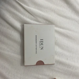 Bronzer Skymning från IDUN Minerals - Snygg bronzer från IDUN Minerals i nyansen Skymning. Perfekt för att ge ansiktet en solkysst look. Produkten är mineralbaserad och vegansk, vilket gör den skonsam mot huden. Kompakt förpackning som är lätt att ta med sig. Aldrig använd eftersom det blev fel färg.💕