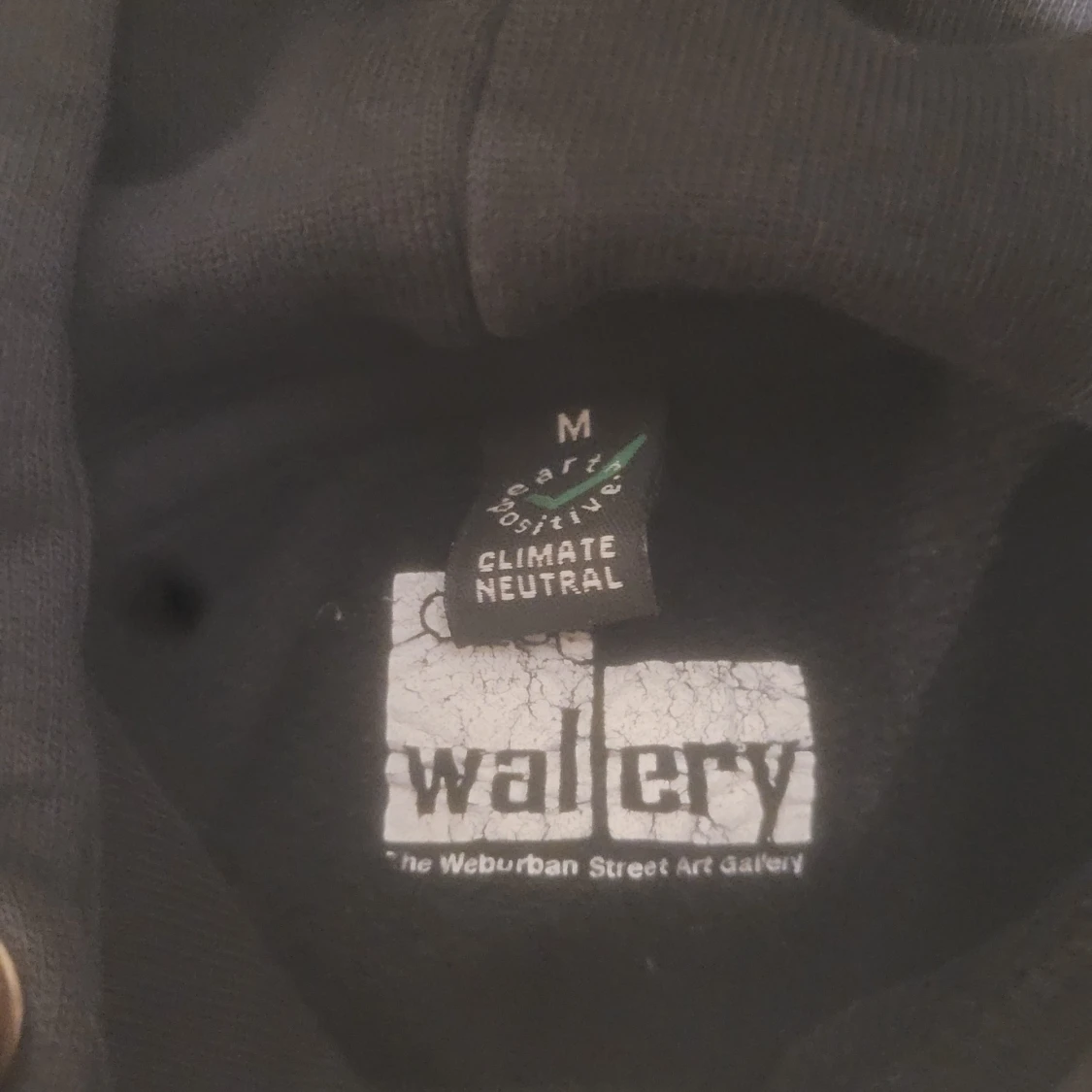 Svart hoodie med tryck från Walery - 1