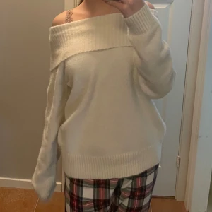 Vit offshoulder tröja - Säljer en stilren vit offshoulder tröja med långa ärmar och ribbade kanter. Perfekt för en avslappnad och trendig look. Passar bra till både jeans och kjol. Hör av dig vid intresse! 🤍