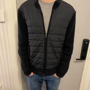 Mörk Blå Jacka Från Maerz - Säljer min snygga jacka från maerz. Jackan ser svart ut på bilderna men är mörkblå. Jackan har inga synliga defekter, däremot så har den lilla etiketten lossat i ena hörnet (sista bilden).   Skick: 7/10 Pris går att diskutera! Hör av dig vid minsta lilla fråga!