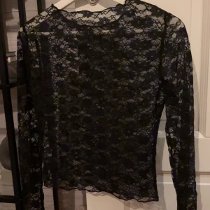 Svart spetsblus - Säljer denna svarta spets topp från shein då den är lite för liten för mig, skulle säga att den passar om man har S/XS upplevde den ganska liten i storleken. Har aldrig använts någon gång💕