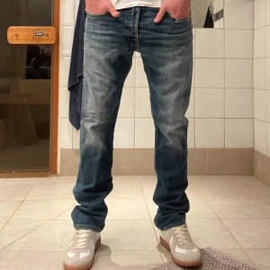 Blå Replay jeans  - Snygga blå jeans från Replay som är lite vintage. De har en normal passform. Storlek 33/32 men sitter som 31/32