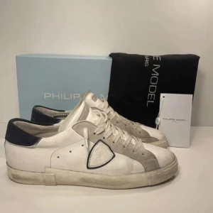 Philippe Model skor - Stilrena skor från Philippe Model🤩 Mycket bra skick förutom en liten defekt bak på sulan✅ Sjävklart grymt pris💰Box & Dustbag medföljer🫡 Skriv om minsta fundering💯(Säljer tillsammans med @dinmärkesmarknad!🙌