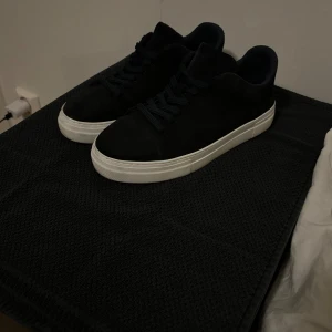 Selected Homme skor - Säljer mina Selected Homme skor, då dom inte kommer till använding och är därför bara använda ca 2-3 gånger. Dom är i storlek 41, men passar även om du har storlek 42 då dom är ganska stora i storleken! 