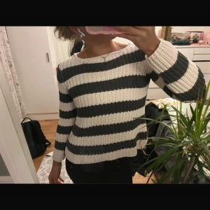 Randig stickad tröja - Säljer en mysig stickad tröja med breda ränder i svart och vit. Tröjan har en rund halsringning och långa ärmar. 🖤🤍