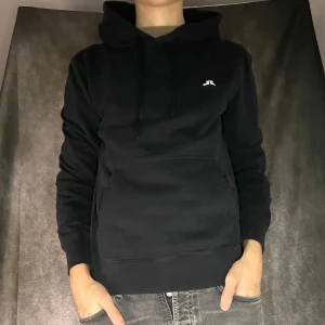 J.lindberg svart hoodie - Mycket bra skick. Size S, Modell 180, 63 kg. Billigare pris vid köp av bundle. Följare får även 100 kr rabbat