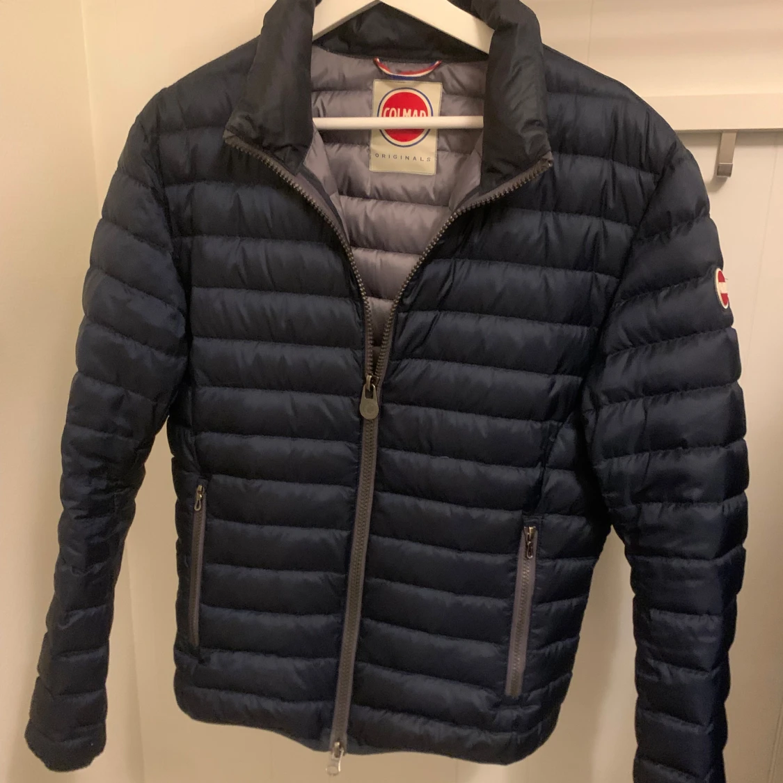 Mörkblå pufferjacka från Colmar