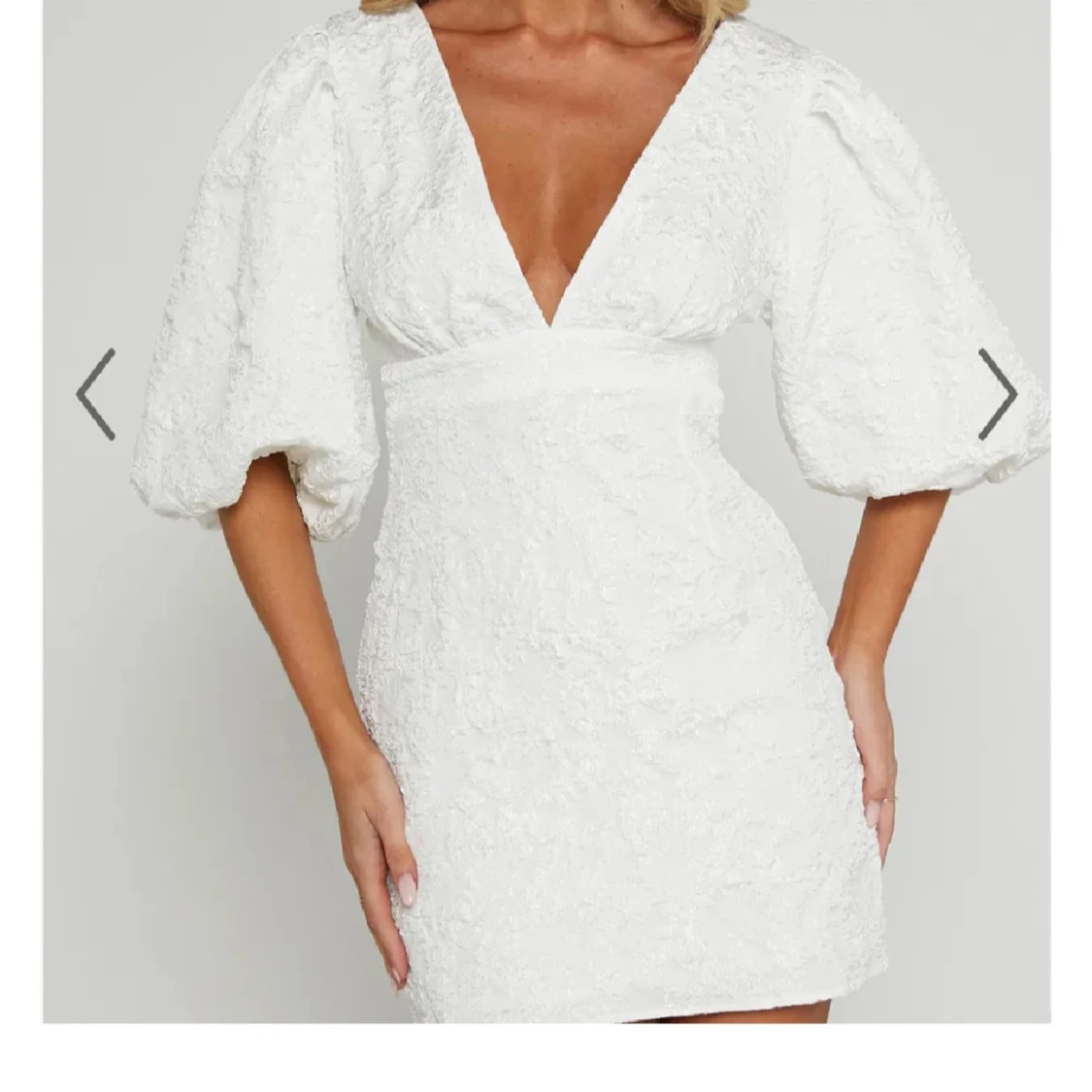 Vit kortklänning med puffärmar - 1