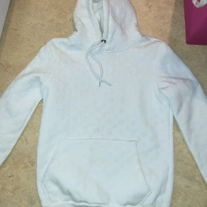 Hoodie - Säljer min super fina o sköna hoodie. Endast använd 1 gång!