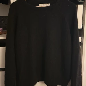 Tröja - Säljer denna stickade tröja ifrån Carin Wester. Extremt snygg men kommer tyvärr inte till användning. Nypris 699.