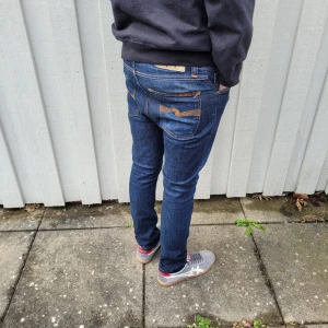 Nudie jeans  - Säljer ett par snygga Nudie jeans i modell Lean Dean. Jeansen är i nyskick och har inga defekter. Det är storlek W27/L28. Vid minsta fråga eller fundering är det bara att höra av sig🙌😄