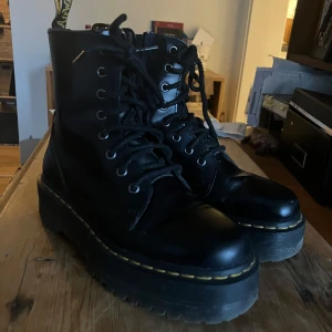 Dr Martens jadon smooth - Har behövt inse att mina älskade Dr Martens jadon är för små för mig. De är använda och ingångna, men fortfarande i gott skick och har mycket att ge. Nypris ca 2500 kr. 