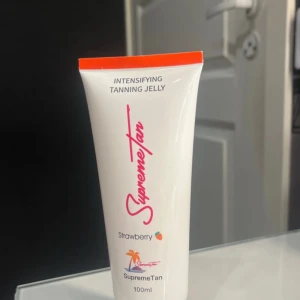Intensifying Tanning Jelly Strawberry 100 ml  - SupremeTan Intensifying Tanning Jelly med jordgubbsdoft. Denna lätta gelé är designad för att intensifiera solbrännan. Innehåller naturliga extrakt som aloe vera och kokosnöt. Perfekt för att få en djupare färg utan SPF-skydd. 100 ml tub med skruvlock. Aldrig öppnad och aldrig använd. Försegling finns på produkten. Köpte för 277 kronor men jag säljer för 200 kronor.✨