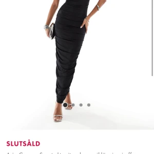 Svart maxiklänning i off shoulder-modell  - Säljer denna snygga klänningen från ASOS (Aria Cove) i storlek 40, men passar S/M/L (stretchig). Endast testad. Nypris 700kr (Slutsåld på hemsidan) 