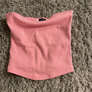 Rosa tubtopp - Säljer en söt rosa ribbad tubtopp från Gina Tricot. Aldrig använd 💞💞 Härlig färg!