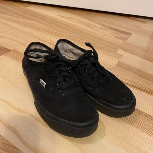 Svarta sneakers från Vans - svarta sneakers från Vans. Begagnat skick. Behov av rengöring. På sista bilden syns att loggan baktill lossnat en aning. 