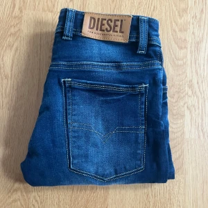 Blå jeans från Diesel - Helt oanvända jeans från disel som är i super bra skick. Skick 10/10. Säljer dessa skit snygga jeans från disel i blå färg. Hör av er vid intresse💯