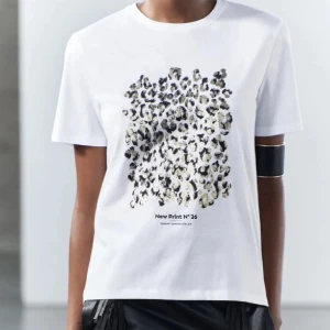 Vit t-shirt med leopardmönster - Snygg vit t-shirt med leopardmönster på framsidan, inte använt så jättemycket inga defekter! Skriv för mer bilder🥰